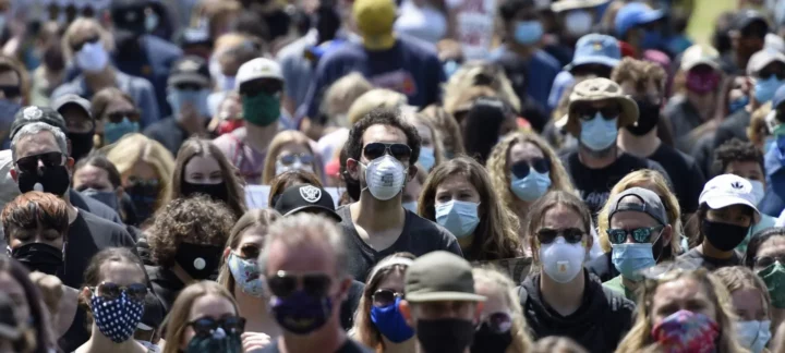 crowd wearing masks 2000x900 1