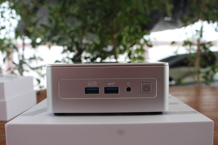 GEEKOM AE7 mini PC front panel