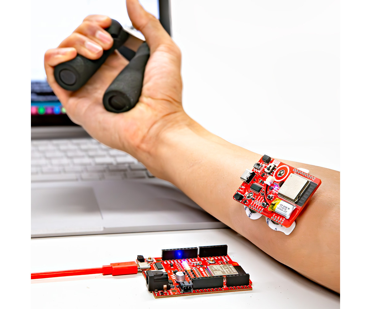MyoWare 2.0 Muscle Sensor with ESP32 Arduino board