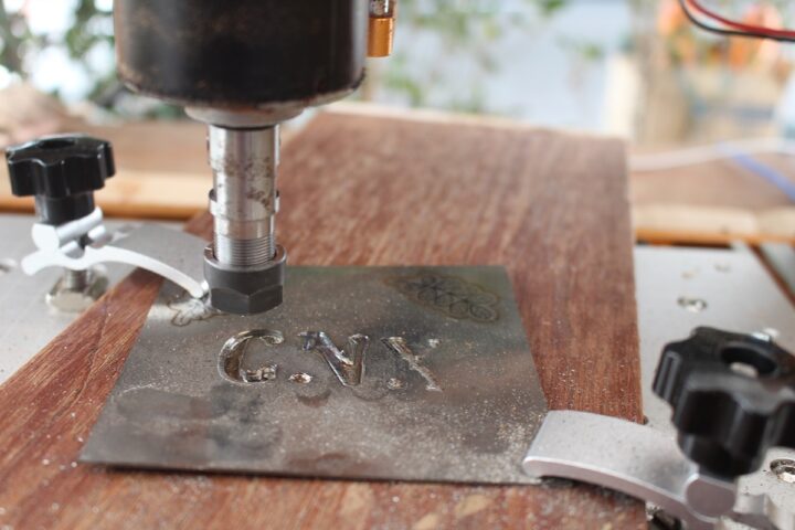 LUNYEE 3018 Pro Ultra CNC aluminium on wood