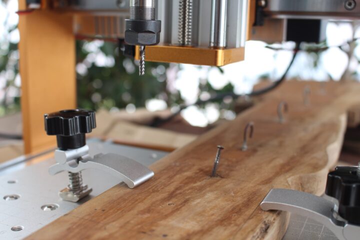 LUNYEE 3018 Pro clamp down material