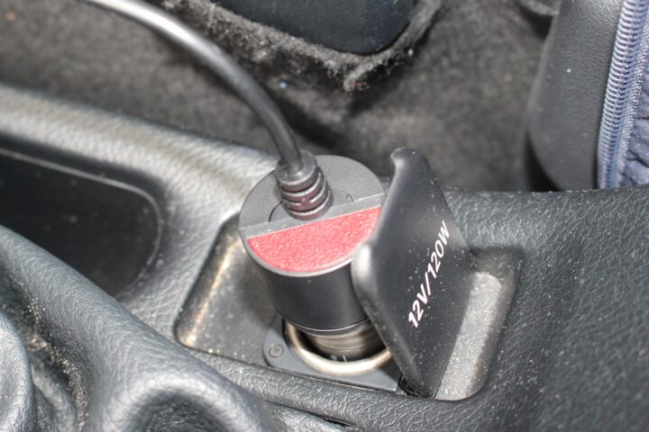 plug the cigarette lighter power cable