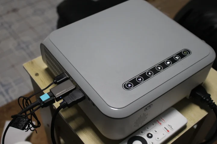 RUIPRO Fiber HDMI cable display attached to projector