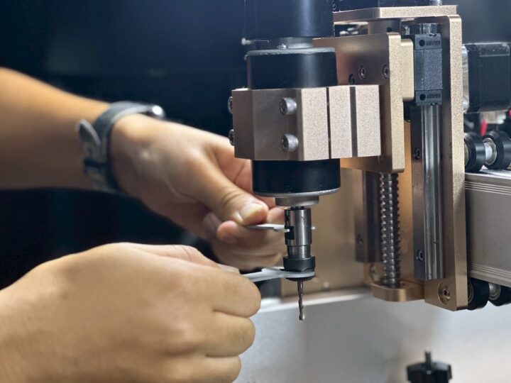 LUNYEE 4040 Pro CNC Inserting the Cutting Tool (End Mill)