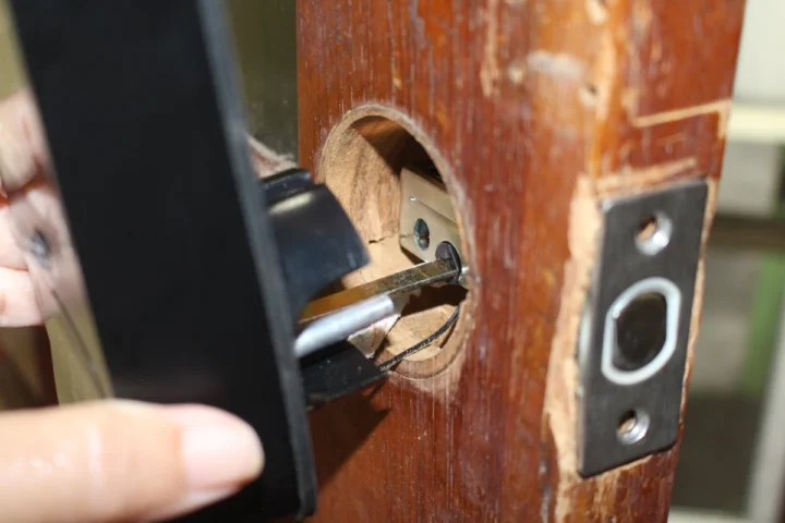 Exterior Assemble Latch installation