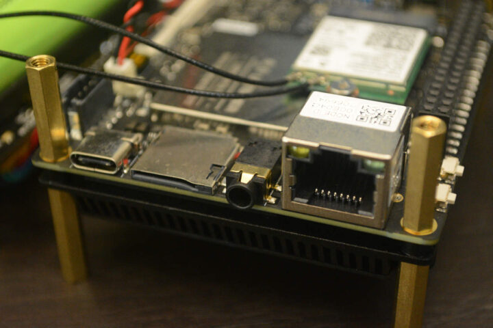 USB Type-C (สำหรับจ่ายไฟ), microSD card, jack หูฟัง, และ Gigabit Ethernet RJ45 USB Type-C (สำหรับจ่ายไฟ), microSD card, jack หูฟัง, และ Gigabit Ethernet RJ45