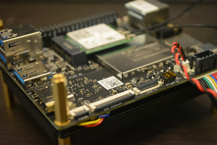 I2C touch connector, eDP display connector, PCIe 3.0 FPC connector, DIP switch, และแหล่งจ่ายไฟ I2C touch connector, eDP display connector, PCIe 3.0 FPC connector, DIP switch, และแหล่งจ่ายไฟ