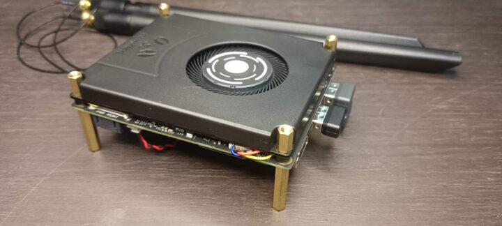 การติดตั้งชุดระบายความร้อน LattePanda IOTA Active Cooler ด้านล่างของบอร์ดหลัก การติดตั้งชุดระบายความร้อน LattePanda IOTA Active Cooler ด้านล่างของบอร์ดหลัก