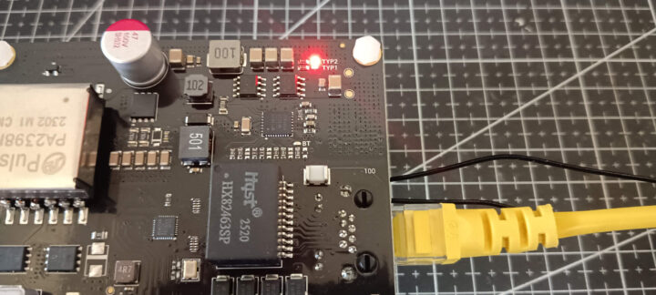 LED สีแดงบน 51W PoE Expansion Board จะติดเมื่อมีการจ่ายไฟ LED สีแดงบน 51W PoE Expansion Board จะติดเมื่อมีการจ่ายไฟ