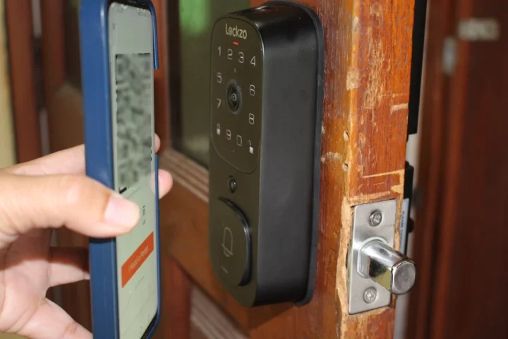 tuya app QR code door lock camara