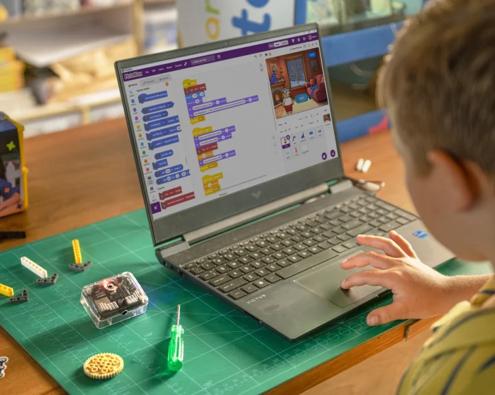 PictoBlox visual programming interface