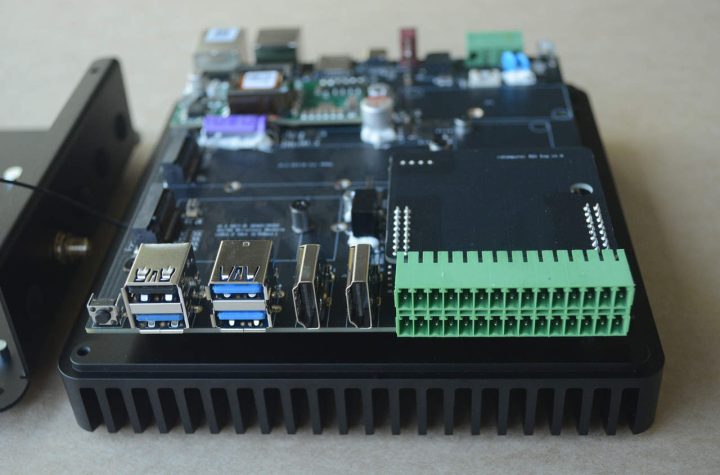 จากซ้ายไปขวา: ปุ่ม reset, HDMI, และ 2×15 terminal block