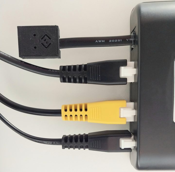 DeskUp Pro connected to desk controller DeskUp Pro connected to desk controller