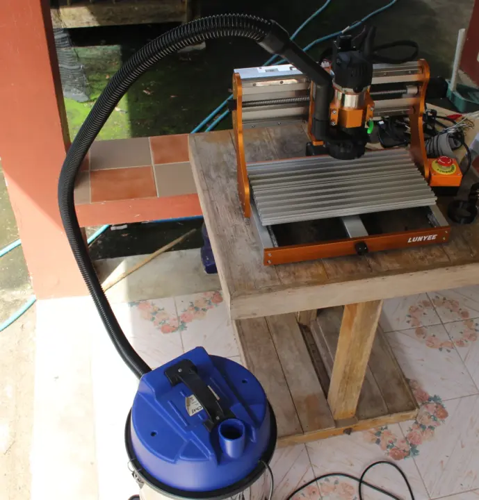 Insert vacuum hose vacuum cleaner