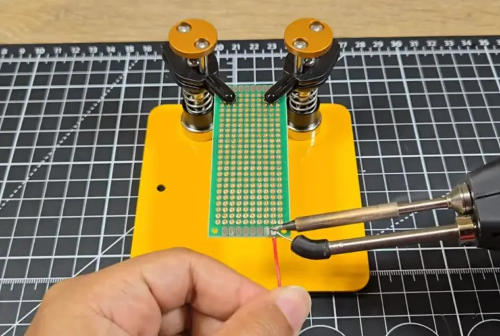 หัวแร้งบัดกรี Spark Solder พร้อมระบบป้อนลวดบัดกรี