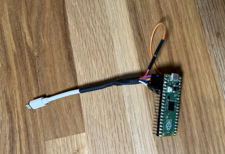 บอร์ด Raspberry Pi Pico 2 ที่ถูกดัดแปลงเป็นสาย Lightning