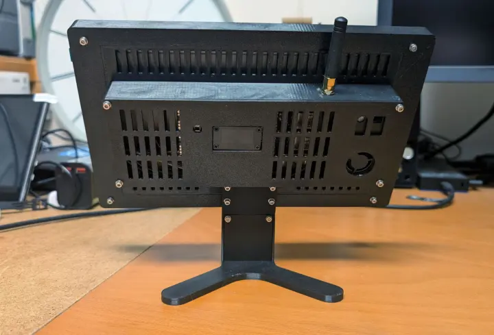 ด้านหลังของสถานีตรวจอากาศ DIY ESP32-P4 ที่ประกอบเสร็จสมบูรณ์ในขาตั้งพิมพ์ 3 มิติ