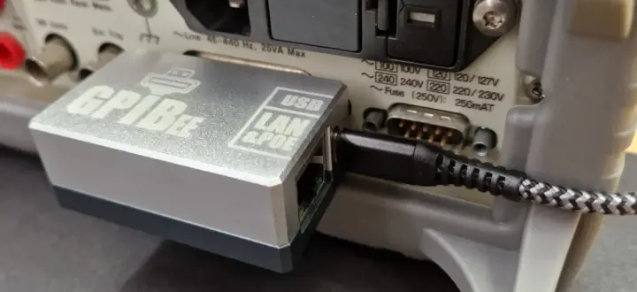 อะแดปเตอร์ GPIBee PoE เชื่อมต่อกับเครื่องมือวัด GPIB/IEEE 488