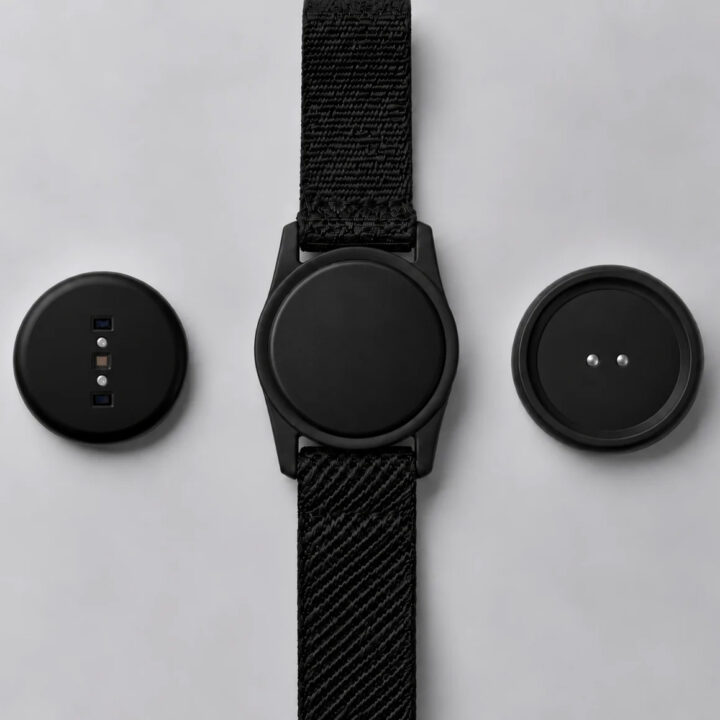 โมดูลเซ็นเซอร์ (ซ้าย) FitBand (กลาง) และสถานีชาร์จ (ขวา)