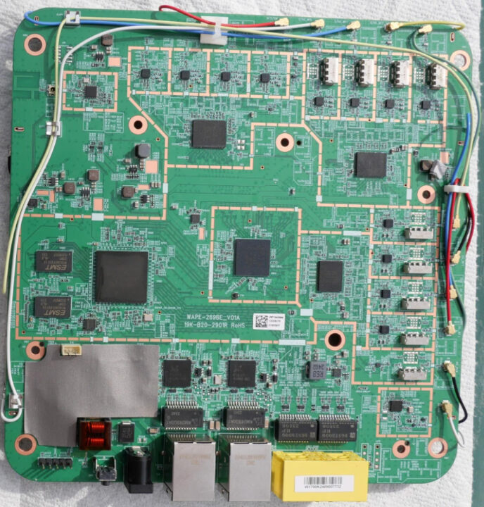 บอร์ด PCB ของเราเตอร์ Gemtek W1700K Wi-Fi 7 แสดงชิปเซ็ตวิทยุ MediaTek Wi-Fi 7, SoC Airoha และชิ้นส่วนต่าง ๆ บนบอร์ด