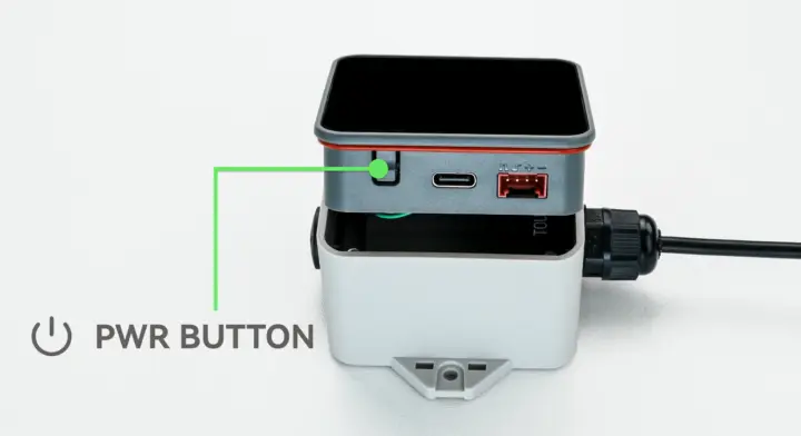 ปุ่มเพาเวอร์และพอร์ต USB-C ของ M5Stack ToughC5