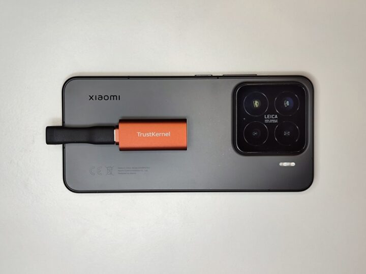 PlugMate พับราบอยู่หลังโทรศัพท์